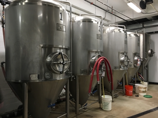 Het klassieke Moderne Materiaal van Typemicrobrewery met de Kegeltank van de Gistingstank